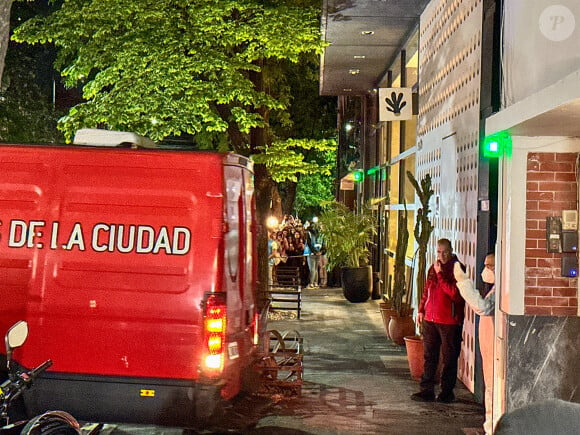 Une ambulance vient récupérer le corps de Liam Payne après sa chute mortelle du troisième étage depuis sa chambre au CasaSur Palermo Hotel à Buenos Aires le 16 octobre 2024.  Photo © 2024 The Grosby Group Buenos Aires, Oct 16, 2024