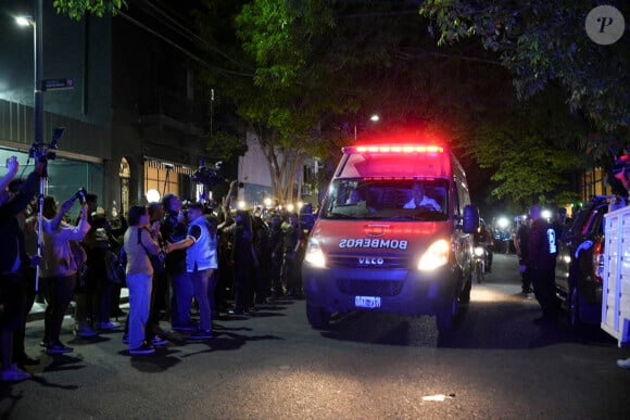 Une ambulance vient récupérer le corps de Liam Payne après sa chute mortelle du troisième étage depuis sa chambre au CasaSur Palermo Hotel à Buenos Aires le 16 octobre 2024. 