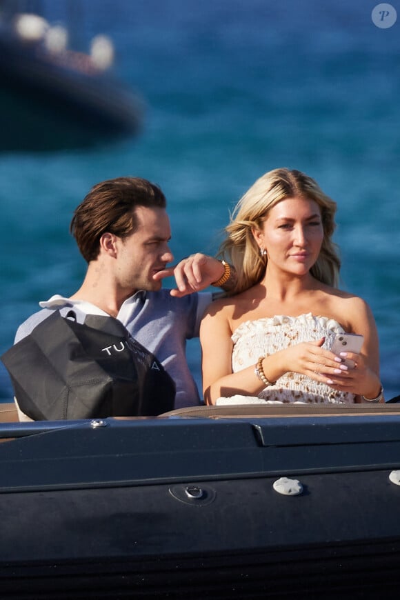 Liam Payne et sa compagne Kate Cassidy quittent la plage sur une annexe à Saint-Tropez le 23 juillet 2023. 