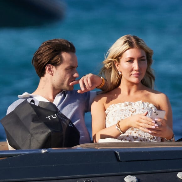 Liam Payne et sa compagne Kate Cassidy quittent la plage sur une annexe à Saint-Tropez le 23 juillet 2023. 