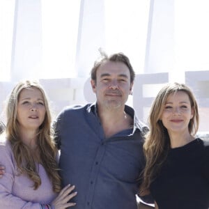 Tom Schacht, Helene Rolles, Laure Guibert et Patrick Puydebat (Les mystères de l'Amour) lors du photocall de 'CanneSeries ' Saison 6 au Palais des Festivals de Cannes le 15 Avril 2023. © Denis Guignebourg/Bestimage  Les mystères de l'Amour Photocall during the 6th Canneseries International Festival : Day Two on April 15, 2023 in Cannes, France. 