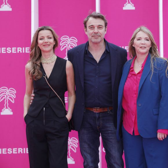 Laure Guibert, Patrick Puydebat, Hélène Rollès et Tom Schacht ( Les mystères de L'amour) - Soirée d'ouverture de CanneSeries Saison 6 au Palais des Festivals de Cannes le 14 Avril 2023. © Denis Guignebourg/Bestimage