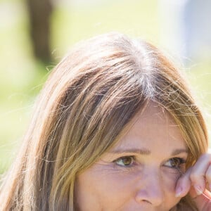 Pas de quoi culpabiliser pour autant étant donné que cette manière de vivre à révélé des passions chez ses enfants. "Résultat, ma fille s'est mise au dessin, et mon fils passe son temps à jouer dehors".
Exclusif - Hélène Rolles - Reprise du tournage de la série "Les Mystères de l'amour" à Cergy-Pontoise (Val d'Oise) après 2 mois d'arrêt dû au confinement en pleine épidémie de Coronavirus Covid-19 le 14 mai 2020.