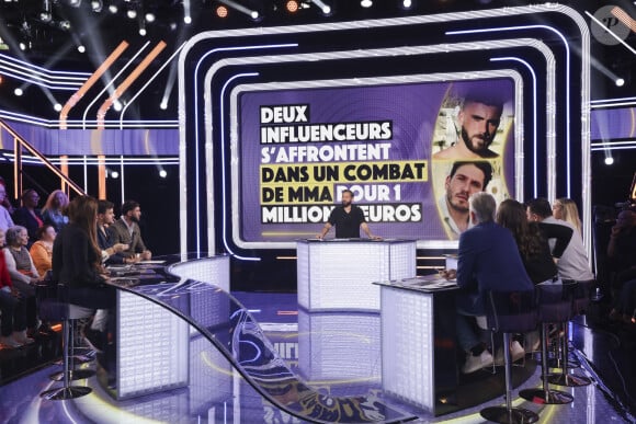 Ce jour-là, il recevra notamment les influenceurs Sebastien Dubois et Illan Castronovo sur son plateau
Exclusif - Sebastien Dubois, Illan Castronovo, sur le plateau de l'enregistrement de l'émission " Face à Hanouna " présentée par C.Hanouna et diffusée sur C8 le 20 octobre 2024, à Paris, France, le 17 octobre 2024. © Jack Tribeca/Bestimage