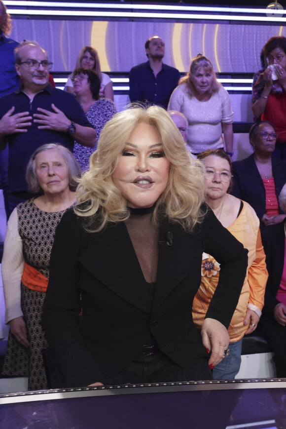 Exclusif - Jocelyne Wildenstein, sur le plateau de l'enregistrement de l'émission " Face à Hanouna " présentée par C.Hanouna et diffusée sur C8 le 20 octobre 2024, à Paris, France, le 17 octobre 2024. © Jack Tribeca/Bestimage