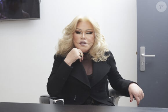 Exclusif - Jocelyne Wildenstein, sur le plateau de l'enregistrement de l'émission " Face à Hanouna " présentée par C.Hanouna et diffusée sur C8 le 20 octobre 2024, à Paris, France, le 17 octobre 2024. © Jack Tribeca/Bestimage 