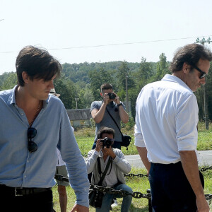 Anthony Delon et son demi-frère Alain-Fabien découvrent les hommages devant les grilles de la propriété de Douchy, quelques heures avant les obsèques de leur père, A.Delon, le 24 août 2024. Décédé le 18 août 2024, l'acteur a rendu son dernier souffle, entouré des siens dans sa propriété de Douchy, où il sera inhumé, le 24 août 2024 vers 17 heures dans une chapelle, construite il y a une vingtaine d'années.