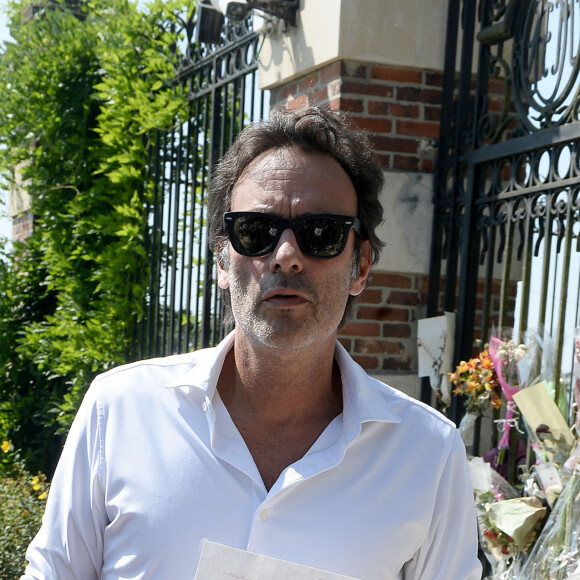 Anthony Delon et son demi-frère Alain-Fabien découvrent les hommages devant les grilles de la propriété de Douchy, quelques heures avant les obsèques de leur père, A.Delon, le 24 août 2024.