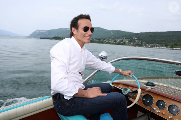 Rendez-vous avec Anthony Delon, en promenade en Riva sur le lac du Bourget à Aix-les-Bains, à l'occasion de la 3ème Edition du Cinéma Français et de la Gastronomie. Le 8 juin 2024 © Denis Guignebourg / Bestimage