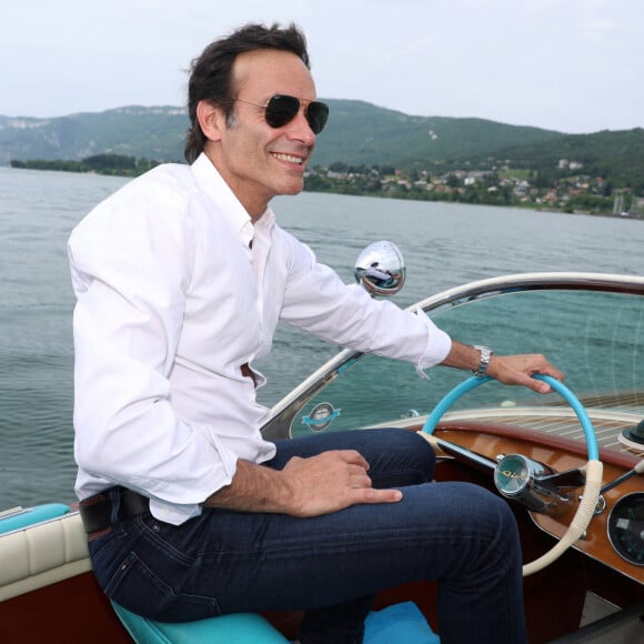 Rendez-vous avec Anthony Delon, en promenade en Riva sur le lac du Bourget à Aix-les-Bains, à l'occasion de la 3ème Edition du Cinéma Français et de la Gastronomie. Le 8 juin 2024 © Denis Guignebourg / Bestimage