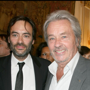 Et même s'il n'est pas seul à en décider, il a déjà une idée de ce qu'il souhaiterait à Douchy. C'est à l'occasion de la première interview d'Anthony Delon que ce dernier a évoqué la maison de son père. 
Alain Delon et son fils Anthony Delon à Matignon