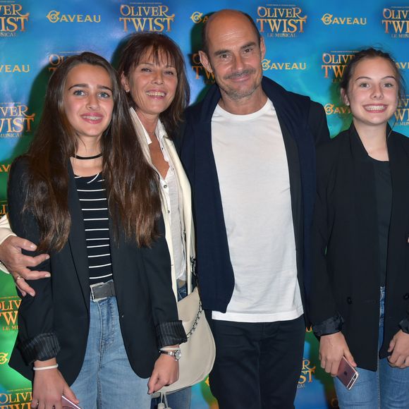 Par la suite, Nina Campan s'est aussi essayée à la comédie, en tournant aux côtés de son père dans un téléfilm diffusé sur France 2 en 2022
Bernard Campan, sa femme Anne Campan et leurs filles Nina Campan et Loan Campan - Première de la comedie musicale "Oliver Twist la Musicale" à la salle Gaveau à Paris, France, le 26 septembre 2016. © Giancarlo Gorassini/Bestimage