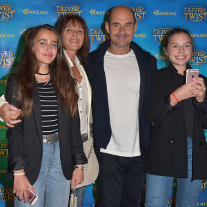 Bernard Campan, sa femme Anne Campan et leurs filles Nina Campan et Loan Campan - Première de la comedie musicale "Oliver Twist la Musicale" à la salle Gaveau à Paris, France, le 26 septembre 2016. © Giancarlo Gorassini/Bestimage