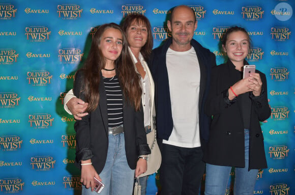 Bernard Campan, sa femme Anne Campan et leurs filles Nina Campan et Loan Campan - Première de la comedie musicale "Oliver Twist la Musicale" à la salle Gaveau à Paris, France, le 26 septembre 2016. © Giancarlo Gorassini/Bestimage