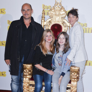 Bernard Campan avec sa femme Anne et ses filles Loan et Nina - Avant première du film "Les Minions" au Grand Rex à Paris le 23 juin 2015. 