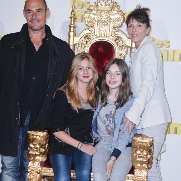 Bernard Campan avec sa femme Anne et ses filles Loan et Nina - Avant première du film "Les Minions" au Grand Rex à Paris le 23 juin 2015. 
