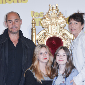 Bernard Campan avec sa femme Anne et ses filles Loan et Nina - Avant première du film "Les Minions" au Grand Rex à Paris le 23 juin 2015. 