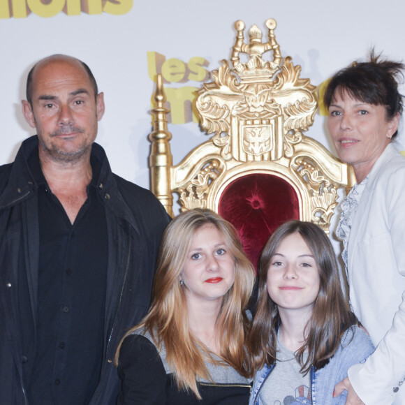 Bernard Campan avec sa femme Anne et ses filles Loan et Nina - Avant première du film "Les Minions" au Grand Rex à Paris le 23 juin 2015. 