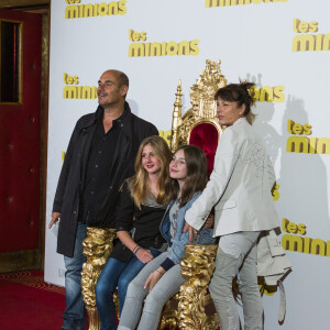 Bernard Campan avec sa femme Anne et ses filles Loan et Nina - Avant première du film "Les Minions" au Grand Rex à Paris le 23 juin 2015. 