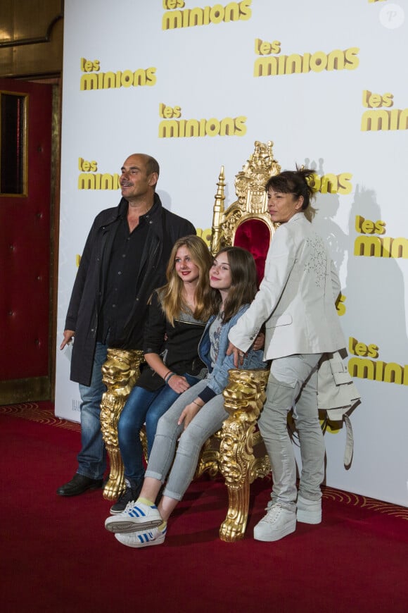 Bernard Campan avec sa femme Anne et ses filles Loan et Nina - Avant première du film "Les Minions" au Grand Rex à Paris le 23 juin 2015. 