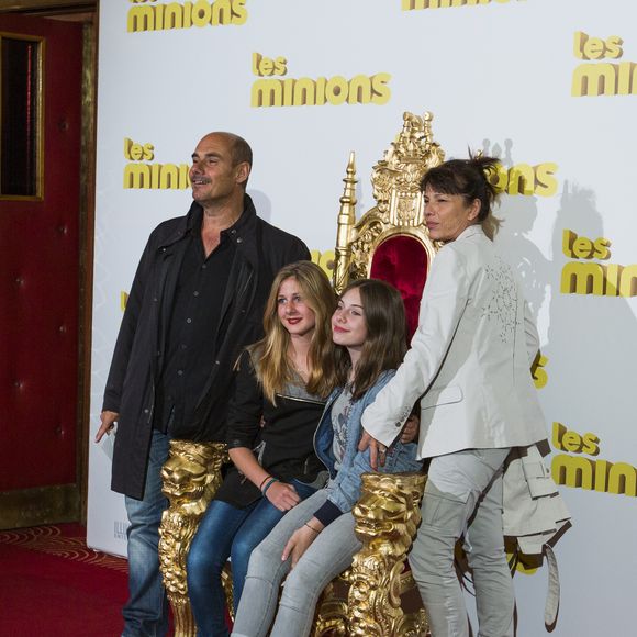 Bernard Campan avec sa femme Anne et ses filles Loan et Nina - Avant première du film "Les Minions" au Grand Rex à Paris le 23 juin 2015. 