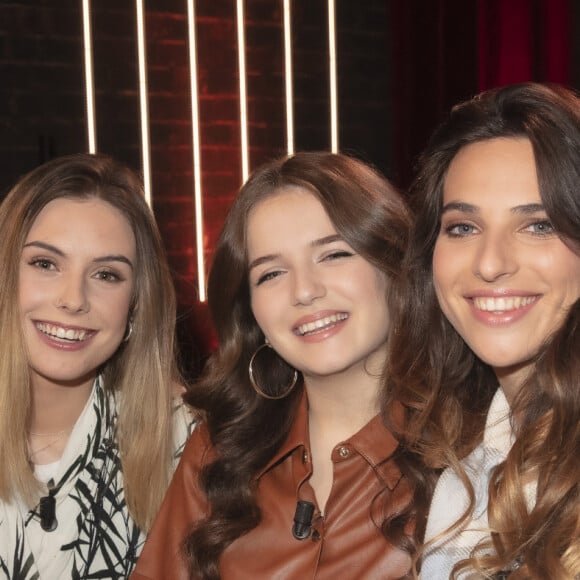 Exclusif - Les Copines d'abord (Nina Louise, Erza Muqoli, Philippine Zadéo) sur le plateau de l'émission "On est en direct" (OEED) diffusée sur France 2 le 23 octobre 2021 © Jack Tribeca / Bestimage 