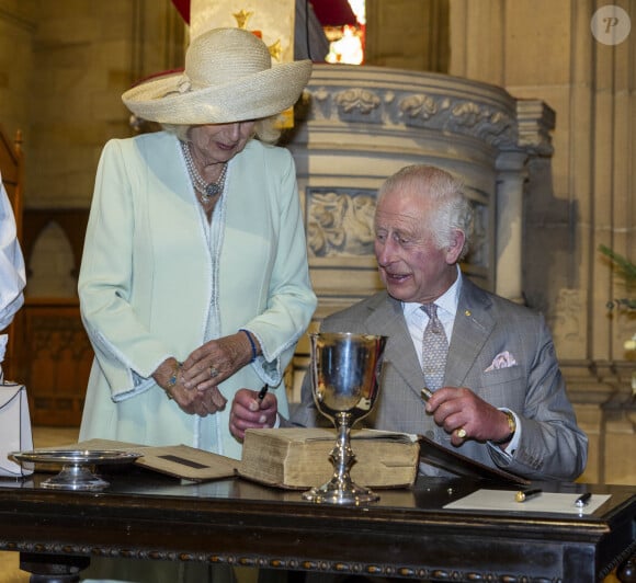 Tentant de faire bonne figure durant la confrontation, Charles III et sa femme "imperturbables" ont préféré l'ignorer comme l'a rapporté le Daily Mail.
Le roi Charles III d'Angleterre et Camilla Parker Bowles, reine consort d'Angleterre, assistent à une cérémonie à l'église anglicane St. Thomas à Sydney, le 20 octobre 2024. 