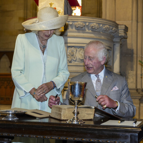 Tentant de faire bonne figure durant la confrontation, Charles III et sa femme "imperturbables" ont préféré l'ignorer comme l'a rapporté le Daily Mail.
Le roi Charles III d'Angleterre et Camilla Parker Bowles, reine consort d'Angleterre, assistent à une cérémonie à l'église anglicane St. Thomas à Sydney, le 20 octobre 2024. 