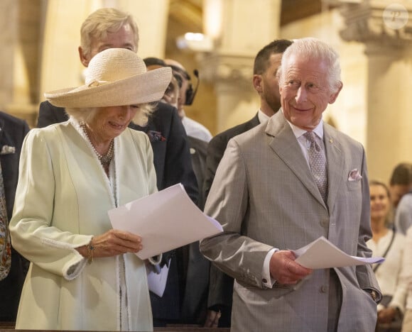 A rappeler que l'Australie a été sous domination anglaise pendant plus d'un siècle, période durant laquelle des milliers d'Aborigènes ont été massacrés et de nombreuses communautés ont été déplacées de force. 
Le roi Charles III d'Angleterre et Camilla Parker Bowles, reine consort d'Angleterre, assistent à une cérémonie à l'église anglicane St. Thomas à Sydney, le 20 octobre 2024. 