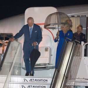 Le roi Charles III d'Angleterre et Camilla Parker Bowles, reine consort d'Angleterre, débarquent sur le tarmac de l'aéroport de Sydney dans le cadre de leur visite officielle en Australie et aux îles Samoa. 