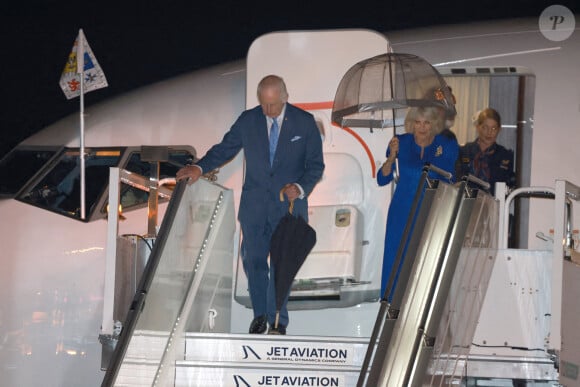 Le roi Charles III d'Angleterre et Camilla Parker Bowles, reine consort d'Angleterre, débarquent sur le tarmac de l'aéroport de Sydney dans le cadre de leur visite officielle en Australie et aux îles Samoa. 