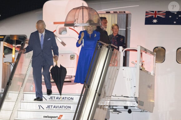 Le roi Charles III d'Angleterre et Camilla Parker Bowles, reine consort d'Angleterre, débarquent sur le tarmac de l'aéroport de Sydney dans le cadre de leur visite officielle en Australie et aux îles Samoa. 