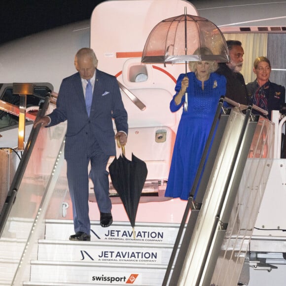 Le roi Charles III d'Angleterre et Camilla Parker Bowles, reine consort d'Angleterre, débarquent sur le tarmac de l'aéroport de Sydney dans le cadre de leur visite officielle en Australie et aux îles Samoa. 