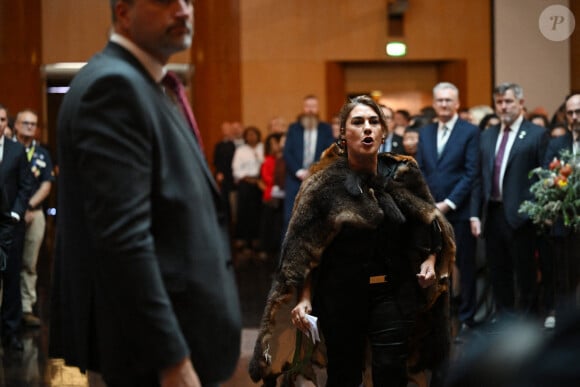 Farouchement opposée à la monarchie, elle leur a scandé des slogans anticoloniaux : "Rendez-nous ce que vous nous avez volé (...) Vous avez détruit notre terre. Donnez-nous un traité".
La sénatrice australienne Lidia Thorpe proteste lors de la cérémonie d'accueil en Australie du roi Charles III et de la reine Camilla à l'Australian Parliament House à Canberra,