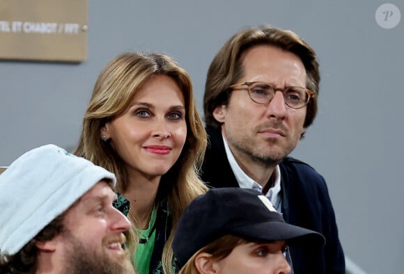 À tel point que le producteur Mathieu Vergne a pris la parole sur X au lendemain.
Ophélie Meunier et son mari Mathieu Vergne - Les célébrités dans les tribunes des Internationaux de France de tennis de Roland Garros 2024 à Paris, le 29 mai 2024. © Jacovides / Moreau / Bestimage