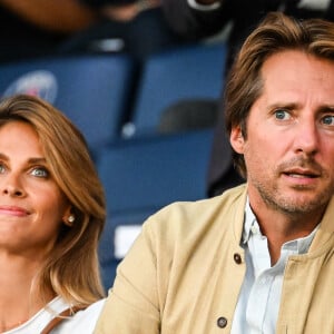 Le mari d'Ophélie Meunier a répondu : 
Ophélie Meunier et son mari Mathieu Vergne - Célébrités dans les tribunes lors du match de football du PSG face à Lens au Parc des Princes à Paris le 26 Août 2023. © Matthieu Mirville/Bestimage