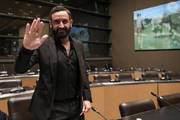 Cyril Hanouna - Le producteur de télévision français L.Stan et l'animateur de télévision français C.Hanouna lors d'une séance devant la commission d'enquête parlementaire sur l'attribution des fréquences TV, à l'Assemblée nationale à Paris le le 14 mars 2024. © Stéphane Lemouton / Bestimage