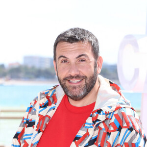 Laurent Ournac lors du photo call de ''Camping paradis' sur la plage du Majestic lors de la 7eme saison de 'CanneSeries' à Cannes le 6 Avril 2024 Denis Guignebourg/BestImage