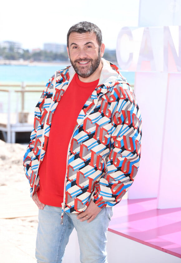 Laurent Ournac lors du photo call de ''Camping paradis' sur la plage du Majestic lors de la 7eme saison de 'CanneSeries' à Cannes le 6 Avril 2024 Denis Guignebourg/BestImage