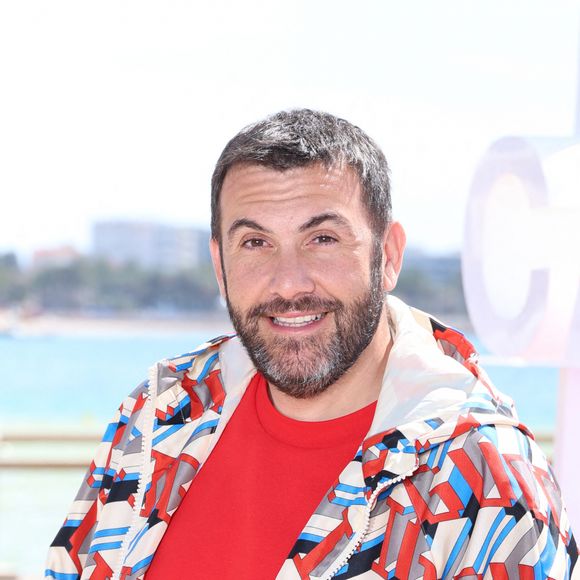 Laurent Ournac lors du photo call de ''Camping paradis' sur la plage du Majestic lors de la 7eme saison de 'CanneSeries' à Cannes le 6 Avril 2024 Denis Guignebourg/BestImage