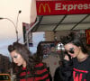 Certaines fringales nous feraient (presque) culpabiliser. Mais alors quel est le repas le moins calorique sur lequel miser chez Mc Donald's ?
Kendall Jenner et Bella Hadid vont déjeuner au Mc Donald's lors de la fashion week à New York City, NY, USA, le 15 février 2017. © Agence/Bestimage USA