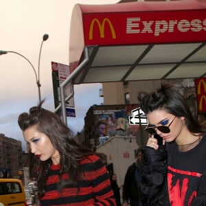 Certaines fringales nous feraient (presque) culpabiliser. Mais alors quel est le repas le moins calorique sur lequel miser chez Mc Donald's ?
Kendall Jenner et Bella Hadid vont déjeuner au Mc Donald's lors de la fashion week à New York City, NY, USA, le 15 février 2017. © Agence/Bestimage USA