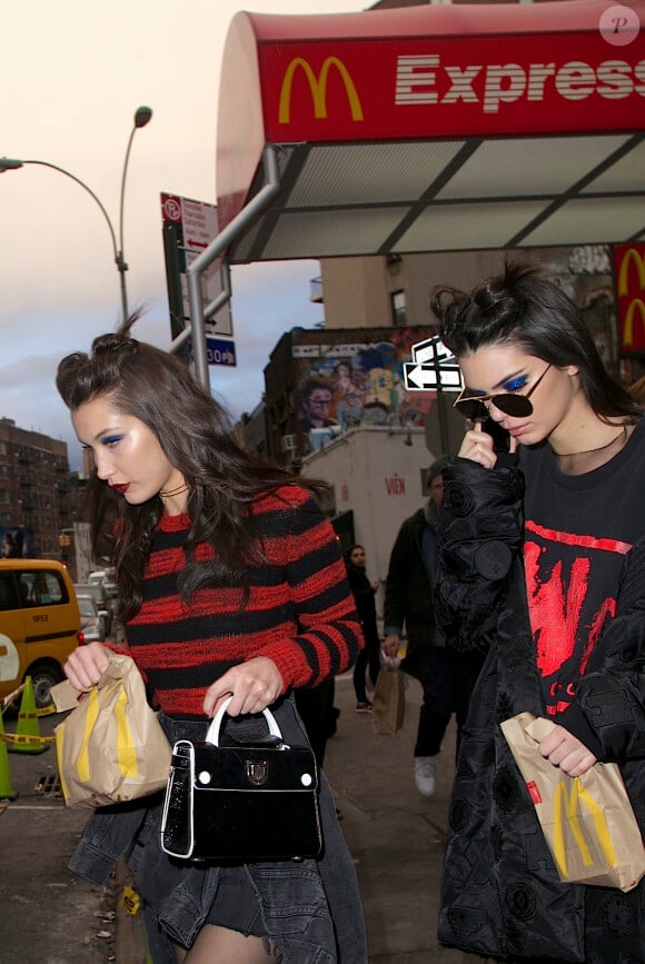 Certaines fringales nous feraient (presque) culpabiliser. Mais alors quel est le repas le moins calorique sur lequel miser chez Mc Donald's ?
Kendall Jenner et Bella Hadid vont déjeuner au Mc Donald's lors de la fashion week à New York City, NY, USA, le 15 février 2017. © Agence/Bestimage USA