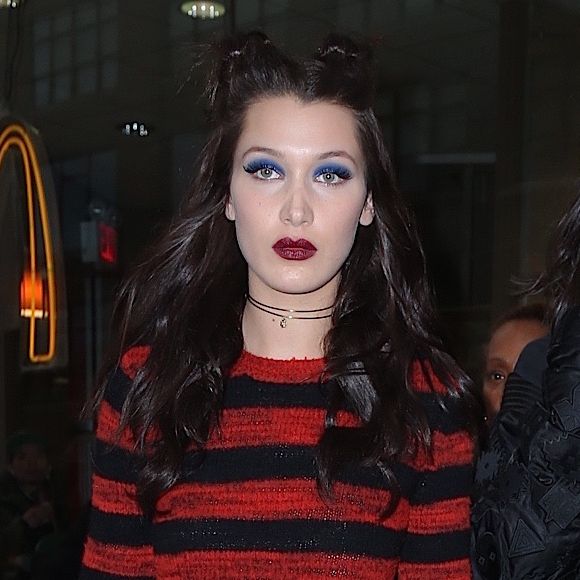 Pour vous aider dans votre commande, notez que pour une femme adulte, la quantité de calories recommandée est de 1 800 à 2 200 en moyenne par jour (un apport qui varie bien sûr en fonction du sexe, de l'âge, du poids, de la taille et bien sûr de l'activité physique).
Bella Hadid va déjeuner au Mc Donald's lors de la fashion week à New York City, NY, USA, le 15 février 2017. © Agence/Bestimage USA