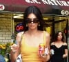 Ainsi, l'enseigne Mc Donald's revient forcément rapidement dans la tête des plus gourmands. À l'heure où les experts du glucose nous donnent tous leurs conseils pour faire baisser notre glycémie.
Kendall Jenner est allée acheter un Coca-Cola et du Nutella&Go avant de se rendre à un évènement au Cafe Clover à New York. Elle porte une robe orange et un sac Prada blanc.