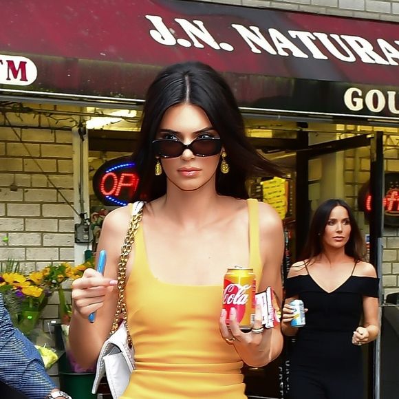 Ainsi, l'enseigne Mc Donald's revient forcément rapidement dans la tête des plus gourmands. À l'heure où les experts du glucose nous donnent tous leurs conseils pour faire baisser notre glycémie.
Kendall Jenner est allée acheter un Coca-Cola et du Nutella&Go avant de se rendre à un évènement au Cafe Clover à New York. Elle porte une robe orange et un sac Prada blanc.