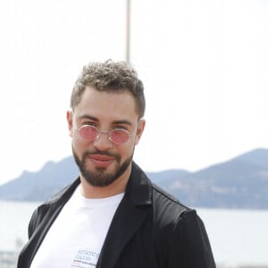 Marwan Berreni au photocall de la série "Plus belle la vie" lors de la 5ème saison du festival International des Séries "Canneseries" à Cannes, France, le 2 avril 2022. © Denis Guignebourg/Bestimage 