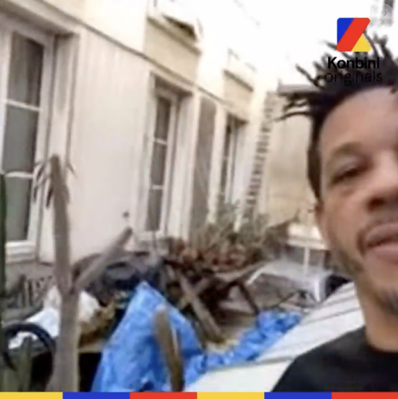 "J'ai fait de mon lit mon bureau. Ce qui est très étrange c'est que tu as des puits de jour, dans ma chambre j'ai un vasistas et la seule fenêtre qu'il y a t'as un espèce de terrain vague avec des cactus"
Joeystarr, Interview Konbini