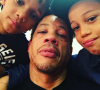 En colocation avec son frère (ils ont dix ans d'écart) depuis 8 ans, le rappeur de 56 ans avait révélé être particulièrement content de pouvoir se prélasser tranquillement chez lui.
JoeyStarr et ses deux ainés Khalil et Matisse, en janvier 2016