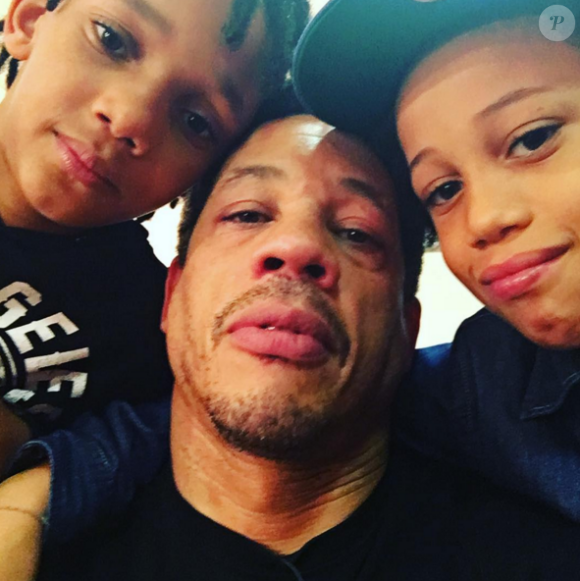 En colocation avec son frère (ils ont dix ans d'écart) depuis 8 ans, le rappeur de 56 ans avait révélé être particulièrement content de pouvoir se prélasser tranquillement chez lui.
JoeyStarr et ses deux ainés Khalil et Matisse, en janvier 2016